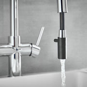 4‑in‑1 kitchen tap chrome – close‑up of polished chrome finish, lever handle and flexible pull‑out hose on HB KoGE tap