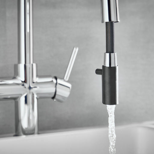 4‑in‑1 kitchen tap chrome – close‑up of polished chrome finish, lever handle and flexible pull‑out hose on HB KoGE tap